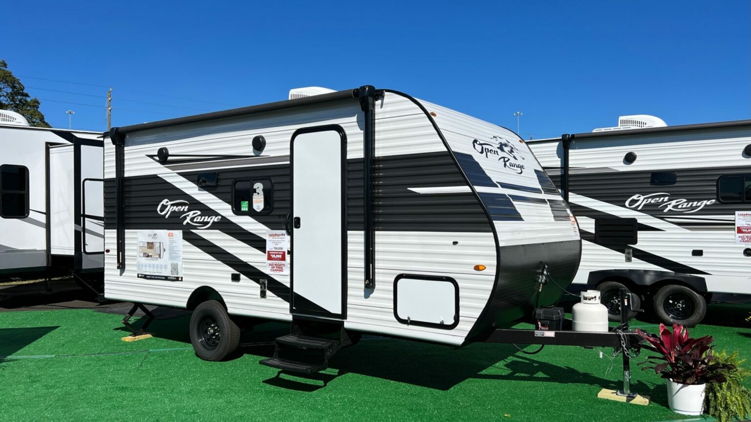 Light Rv Brand 5 Best Lightweight Campers - Getaway Couple