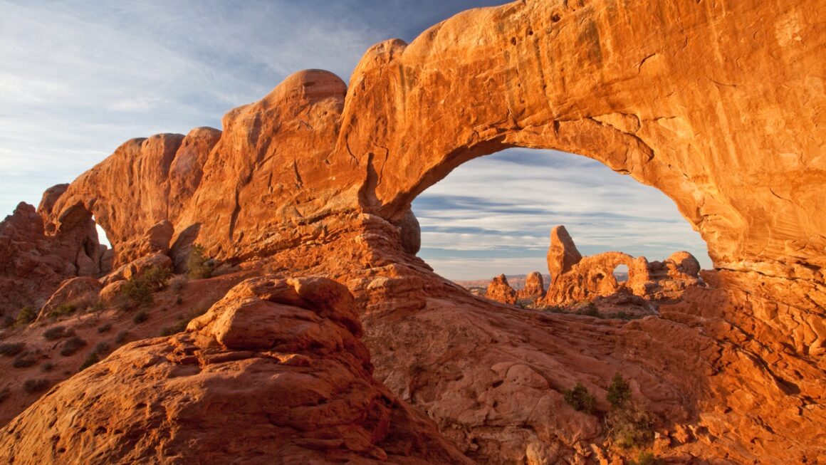 what-is-so-special-about-arches-national-park-getaway-couple