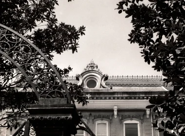 A black and white photo of a mansion in New Orleans.